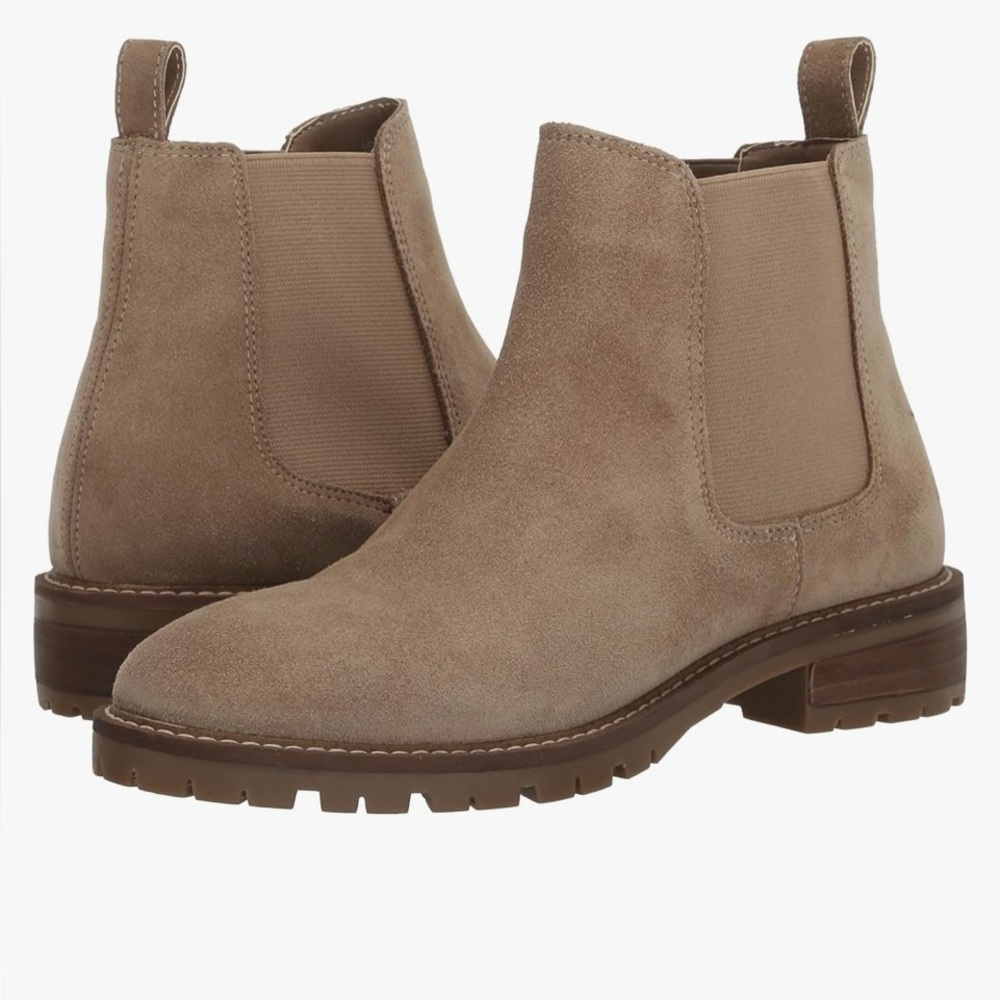 NWOB Steve Madden Leather Upper Chelsea Boots  size 9 original price  $100